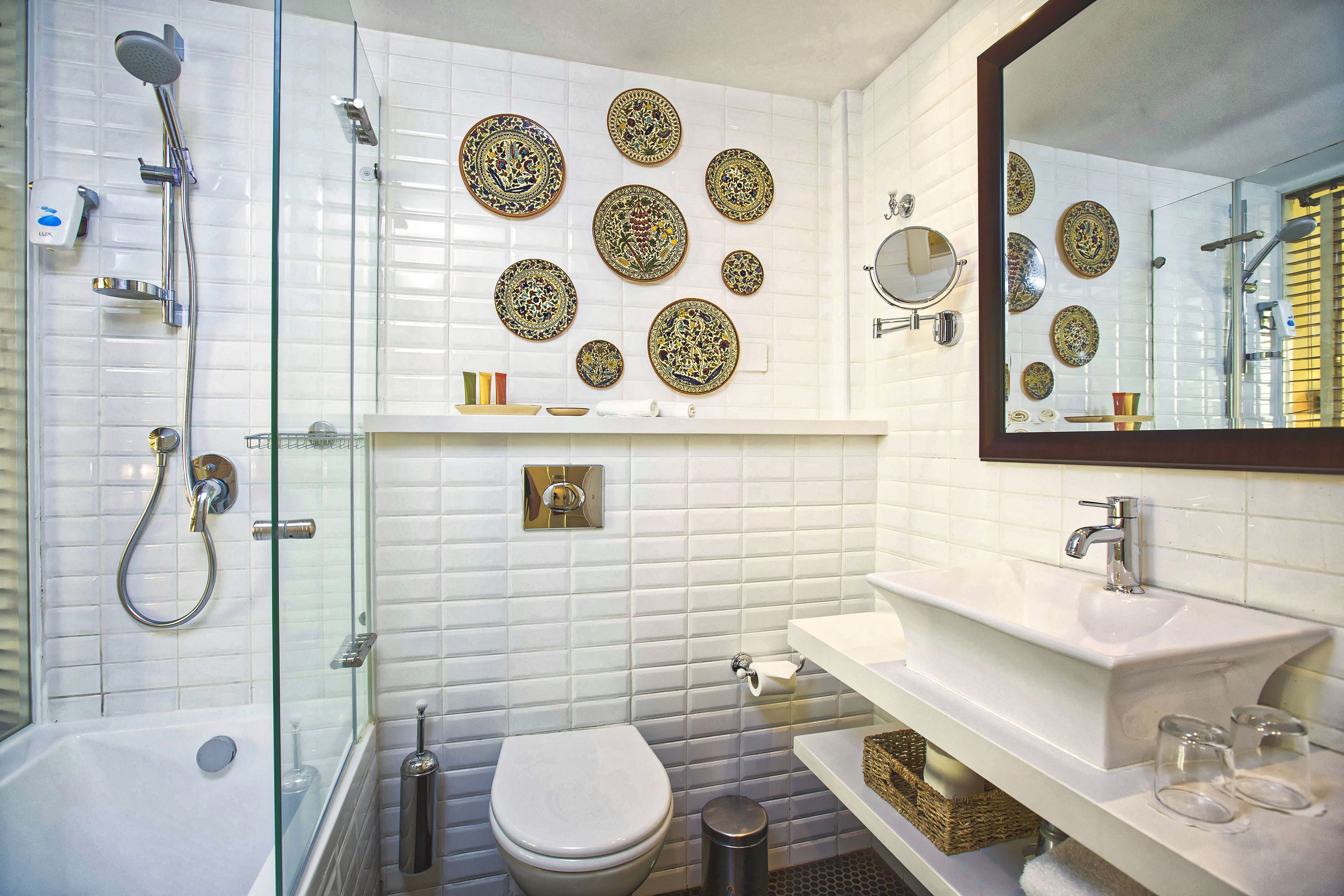 combined shower/bathtub, free toiletries, hair dryer, towels