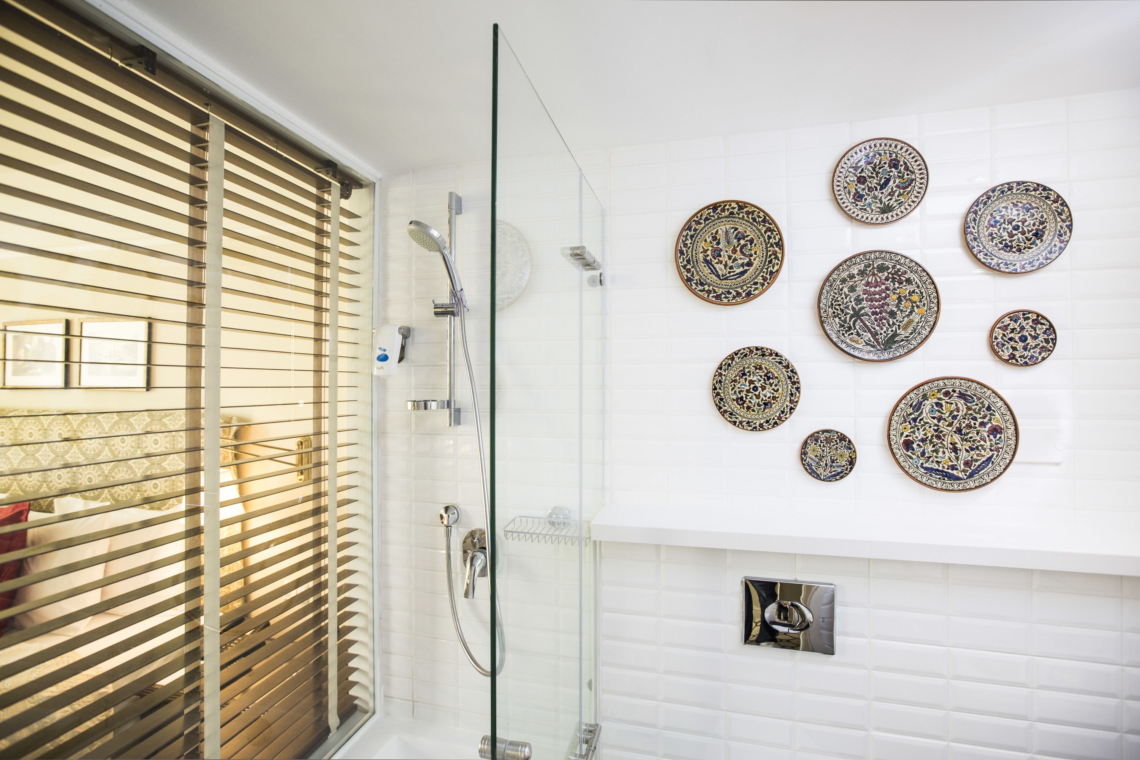 combined shower/bathtub, free toiletries, hair dryer, towels