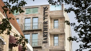 Un edificio de varios pisos con un letrero que dice "ARTHUR HOTEL".