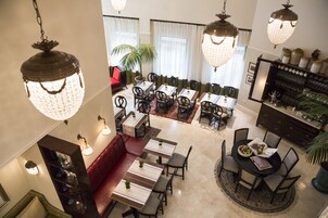 Sarapan lengkap setiap hari (ILS 100 per orang)