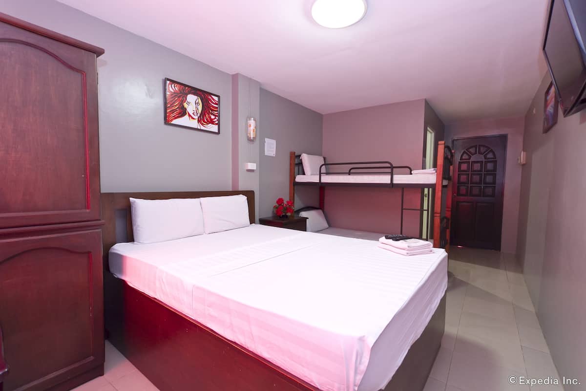 Family Room | In-room safe, free WiFi