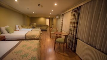 Escritorio, wifi gratis y ropa de cama