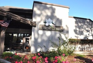 Vista frontal de la propiedad