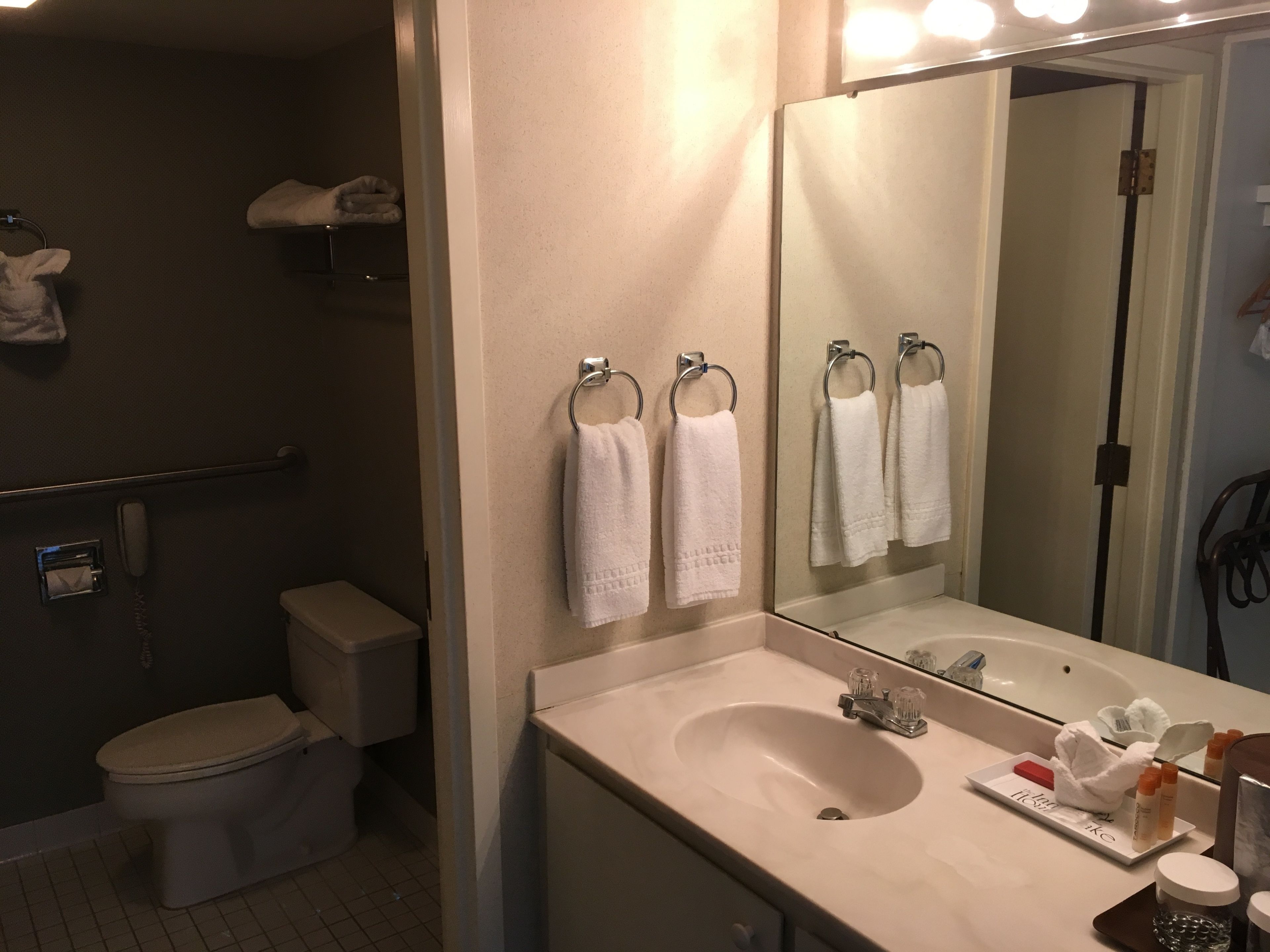 combined shower/bathtub, hair dryer, towels