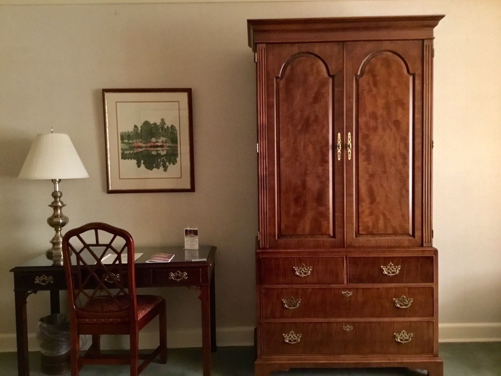 standard room, 1 king bed, golf view | desk, iron/ironing board, free wifi, bed sheets