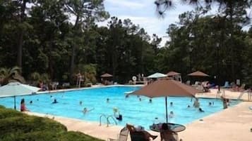 Een seizoensgebonden buitenzwembad