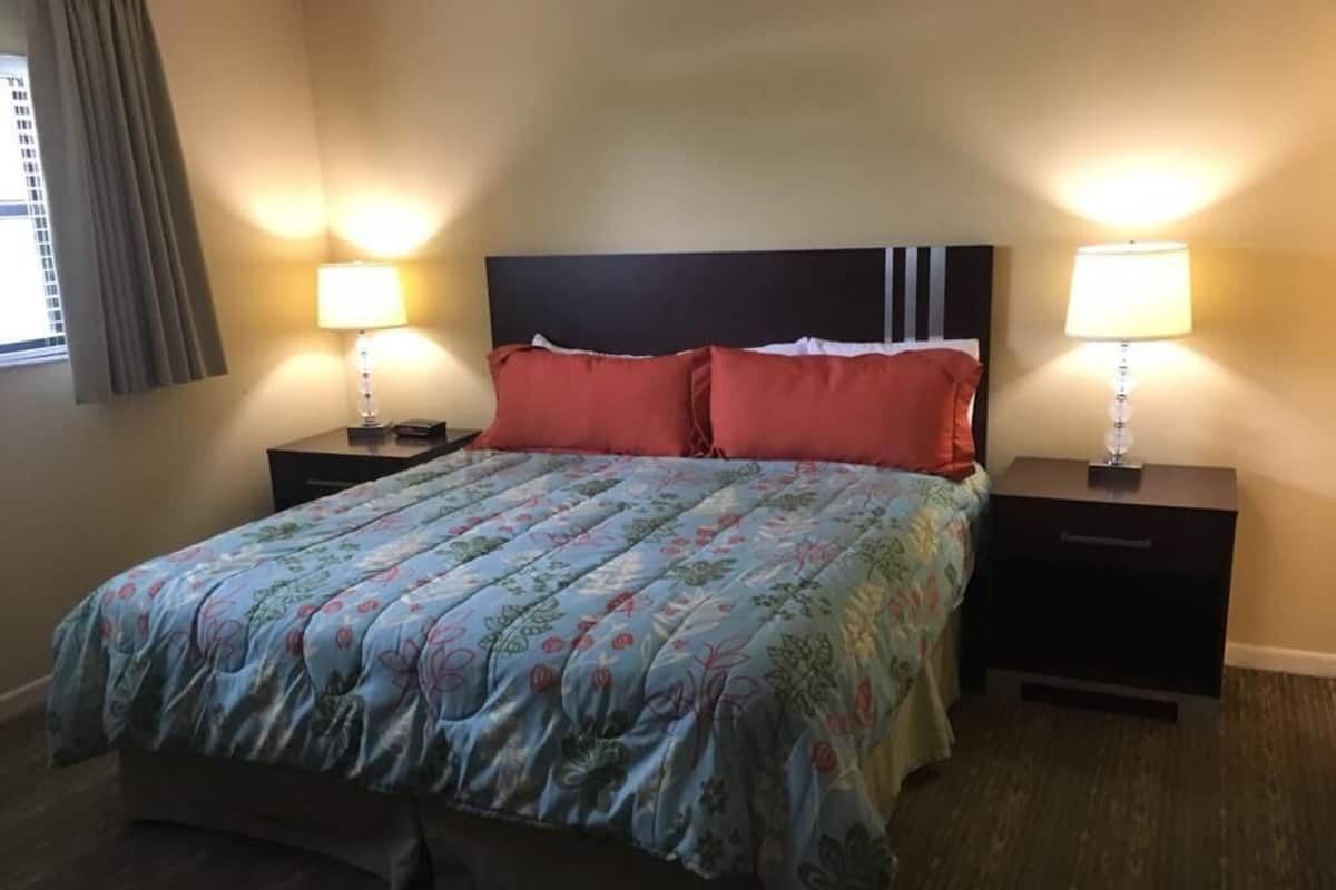 Suite, 1 Schlafzimmer | Individuell dekoriert, individuell eingerichtet, Bügeleisen/Bügelbrett