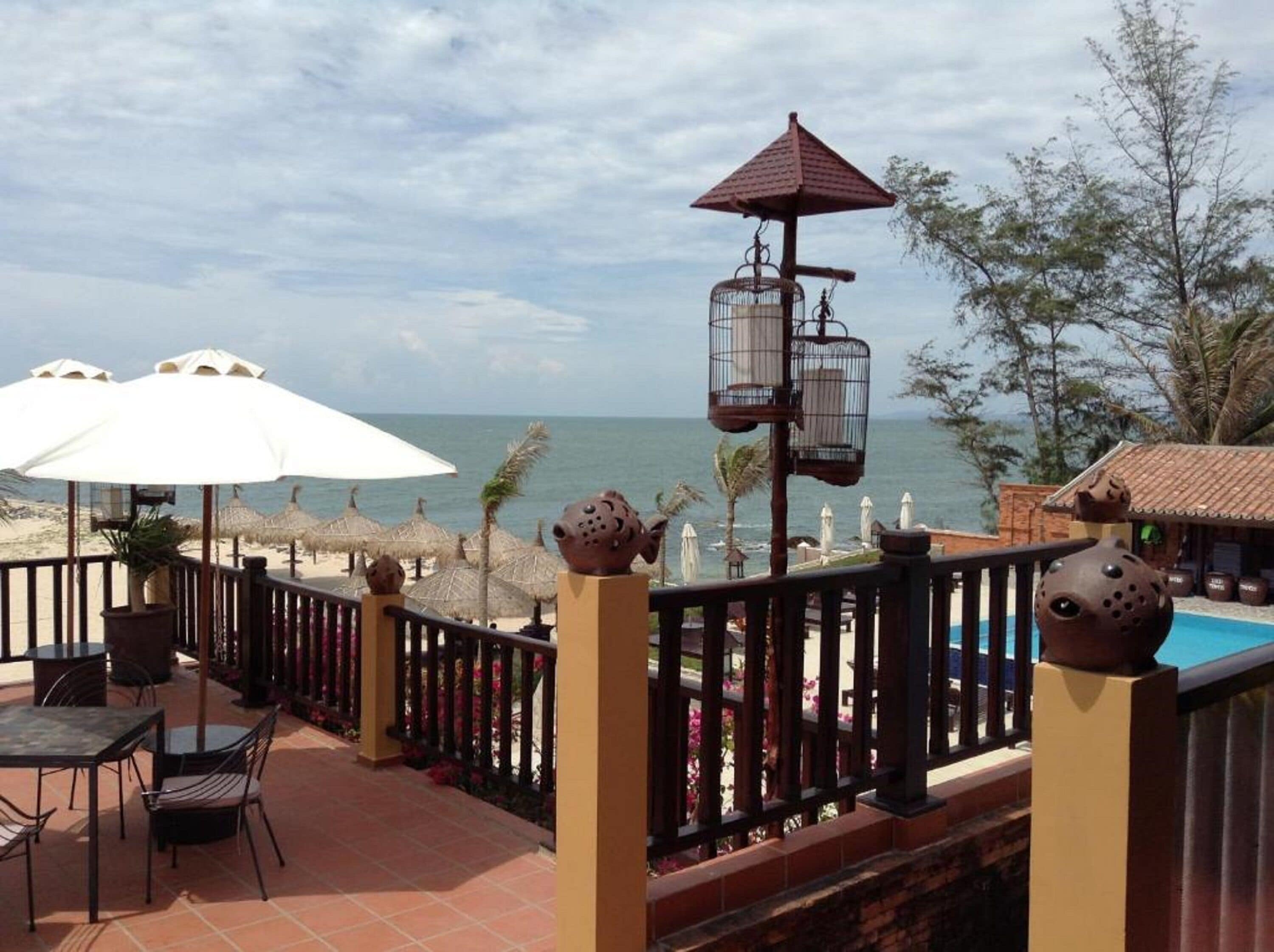 2 restaurants, breakfast, lunch, dinner served; international cuisine