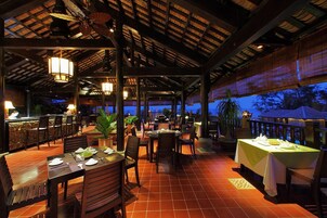 2 restaurantes; se sirve desayuno, almuerzo y cena; cocina internacional