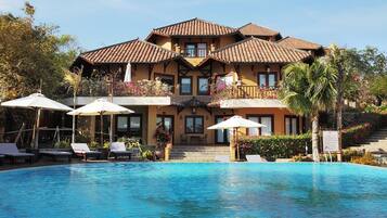 Outdoor pool, pool umbrellas, sun loungers