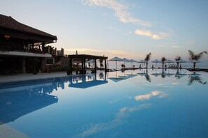 Outdoor pool, pool umbrellas, sun loungers - Poshanu Resort (Phan Thiet)