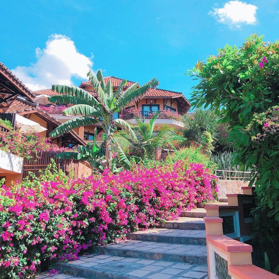 Un hôtel doté d’un jardin tropical, d’un escalier et d’une architecture traditionnelle.