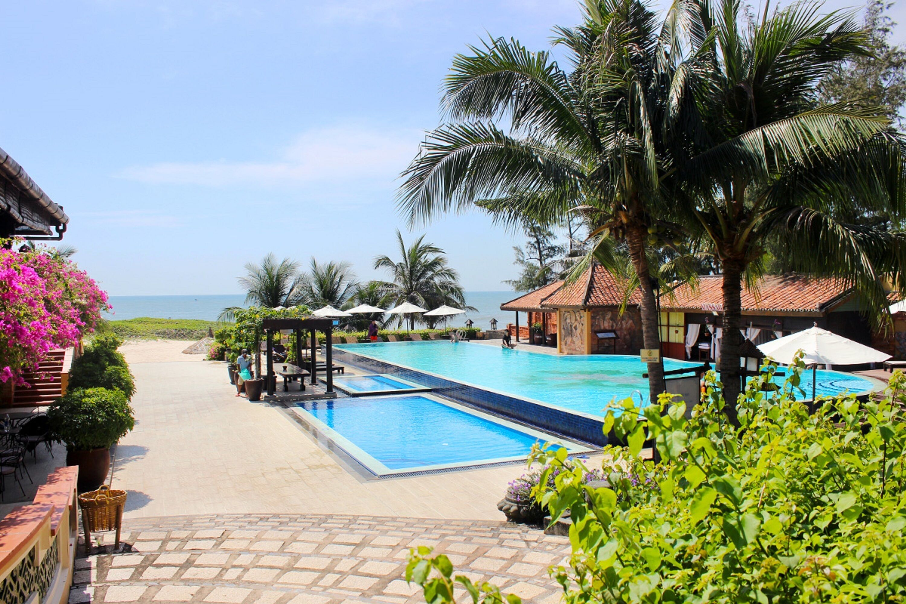 Outdoor pool, pool umbrellas, sun loungers