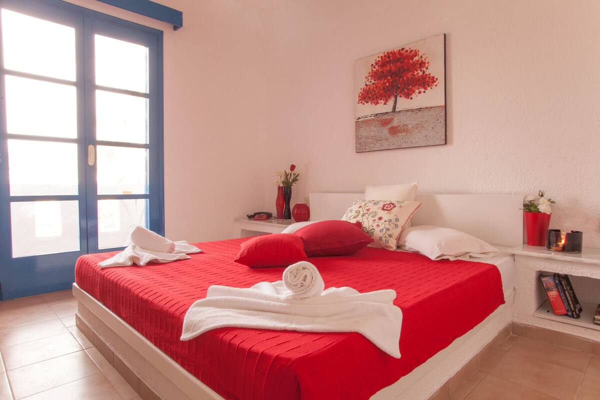 Premium bedding, in-room safe, desk, blackout drapes