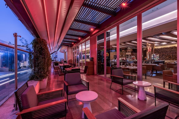 3 restaurants, breakfast, lunch served; local and international cuisine