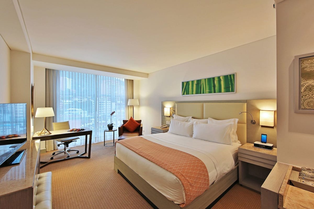 Egyptian cotton sheets, premium bedding, down comforters, pillowtop beds