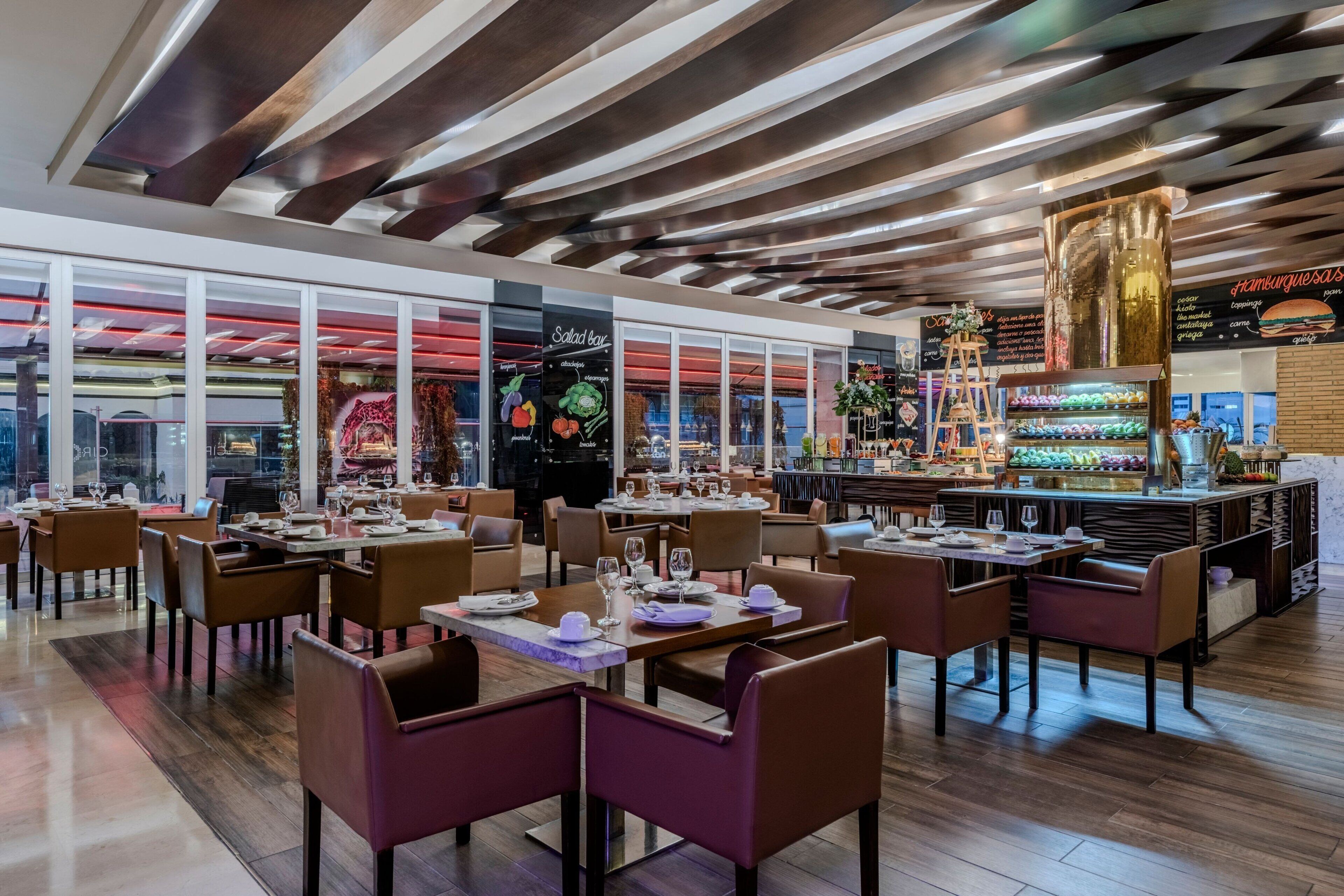 3 restauranter: frokost, lunsj, middag og brunsj serveres
