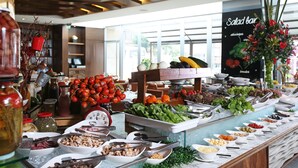 Ein reichhaltiges Buffet mit verschiedenen Speisen und einer Salatbar.