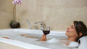 Amenidades de baño gratuitas, secadora de cabello, toallas