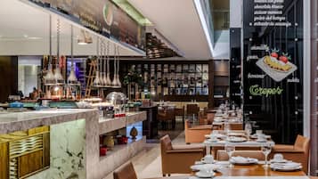 Desayuno buffet diario (COP 45000 por persona)