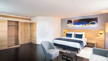 Family Room | In-room safe, desk, blackout drapes, soundproofing