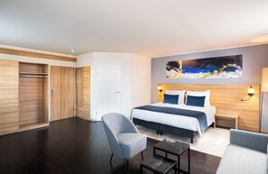 Familiekamer | Een kluis op de kamer, een bureau, verduisterende gordijnen