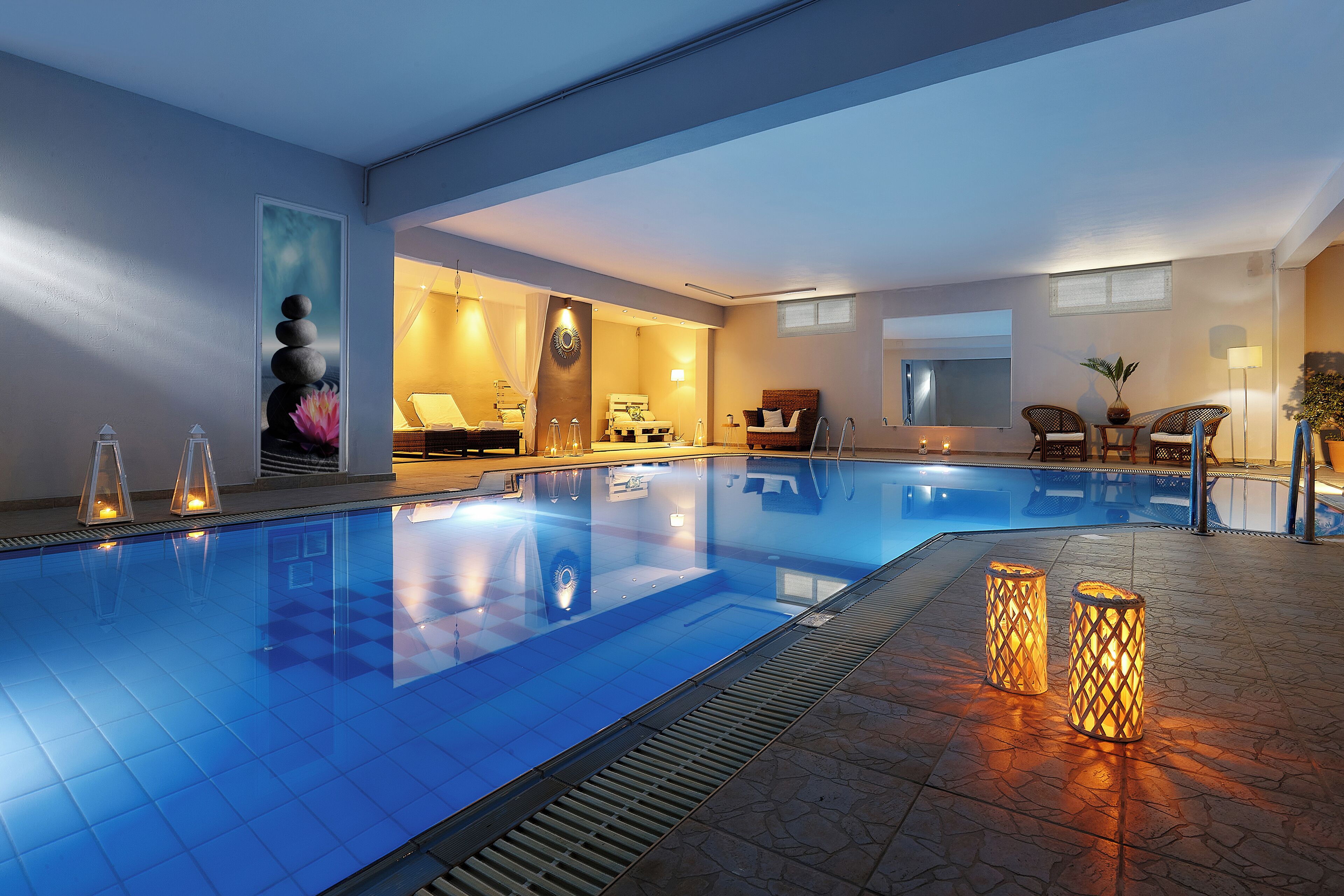 Una piscina techada, 8 piscinas al aire libre