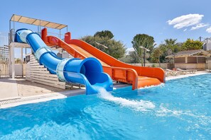 Piscine couverte, 8 piscines extérieures, chaises longues