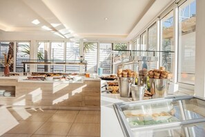 Petit déjeuner buffet compris tous les jours