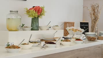 3 か所のレストラン、朝食、ランチ、ディナーに営業 (多国籍料理)