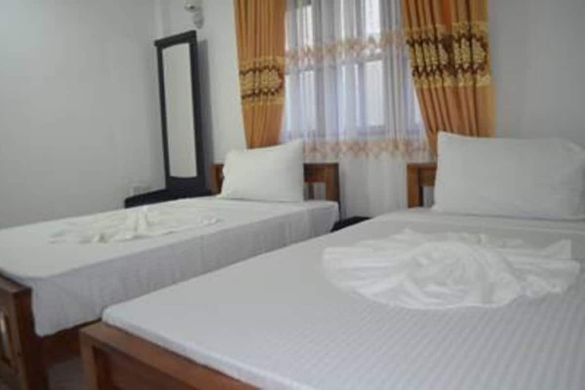Roupas de cama premium, frigobar, escrivaninha, cortinas blackout