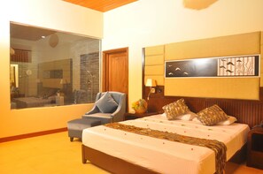 Suíte superior, 1 cama King, para não fumantes, vista para o lago | Roupas de cama premium, frigobar, escrivaninha, cortinas blackout