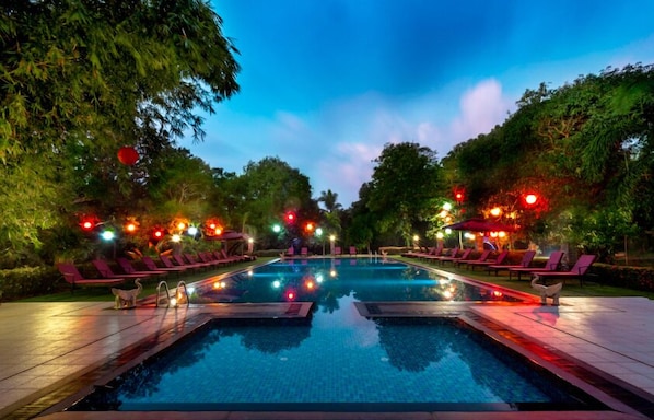 A pool area with lounge chairs and a clear view of the pool.