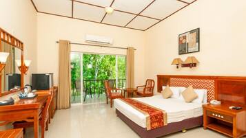 Premium bedding, minibar, desk, blackout curtains