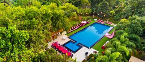 2 piscinas al aire libre, tumbonas