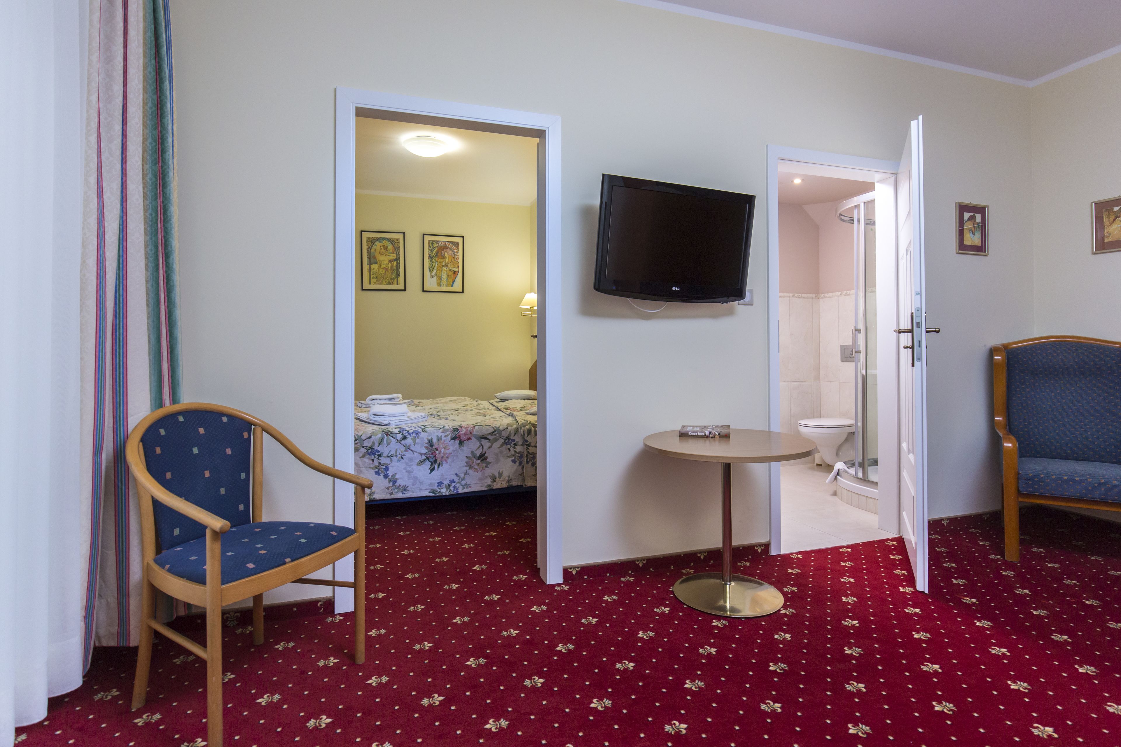 quadruple room | living area | 32-inch lcd tv with digital channels, tv