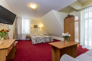 Sengetøy av topp kvalitet, skrivebord og wi-fi (inkludert)