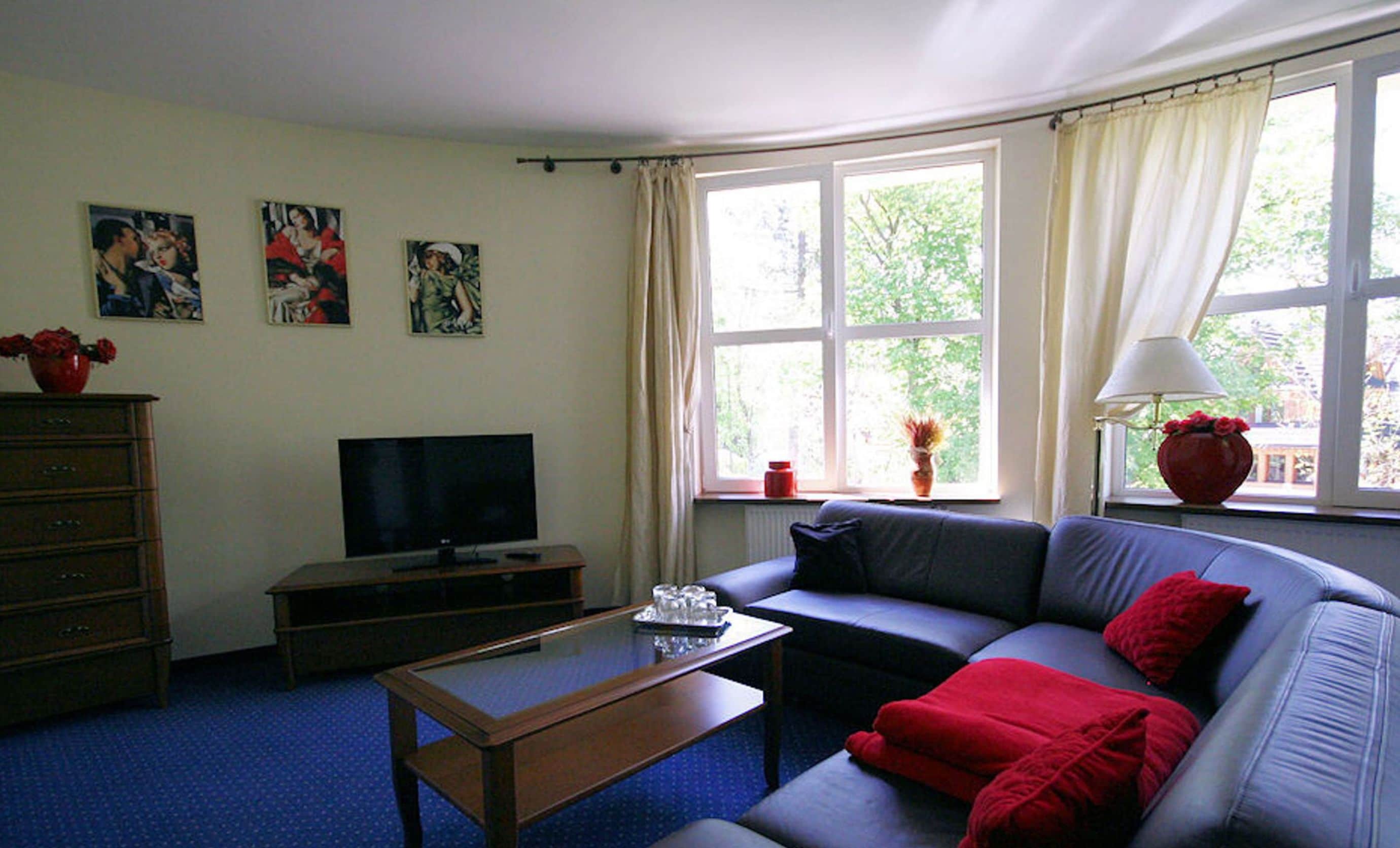 apartment | premium bedding, desk, free wifi