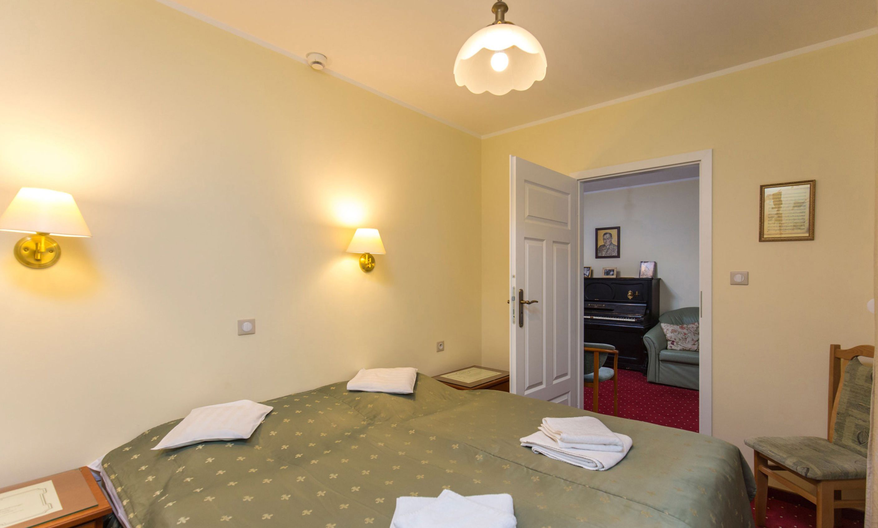 apartment | premium bedding, desk, free wifi