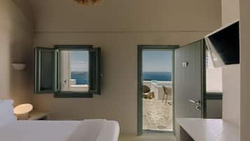 Double Room with Caldera View & Outdoor Hot Tub | Allergikerbettwaren, Minibar, Zimmersafe, Schreibtisch