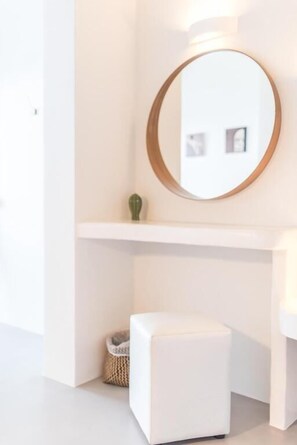 Ropa de cama hipoalergénica y minibar 