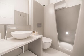 Double Room with Caldera View & Outdoor Hot Tub | Salle de bain | Douche, articles de toilette (gratuits), séchoir à cheveux