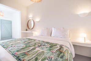 Double Room with Caldera View | Ropa de cama hipoalergénica y minibar 