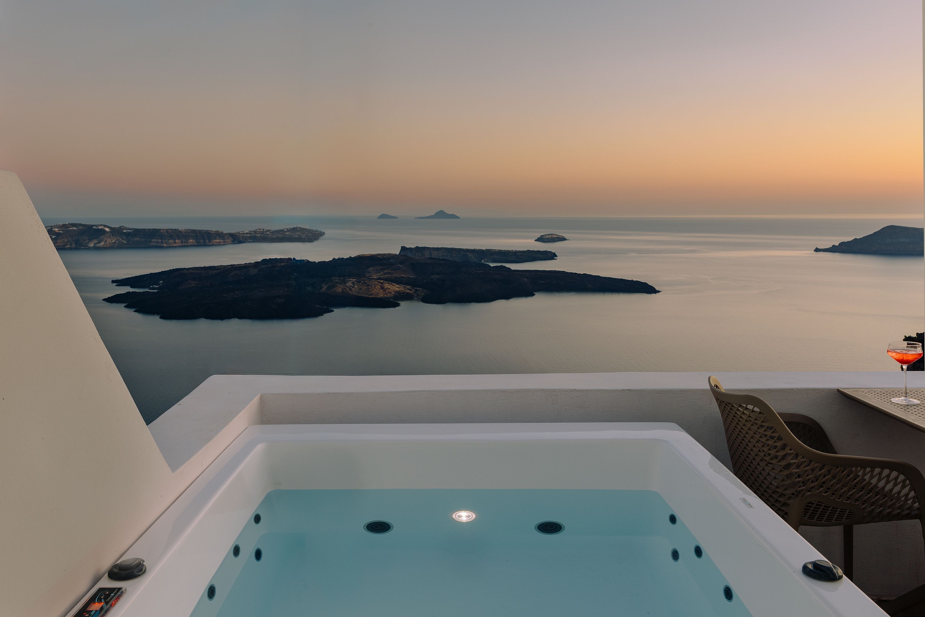 Double Room with Caldera View & Outdoor Hot Tub | Pemandangan dari bilik