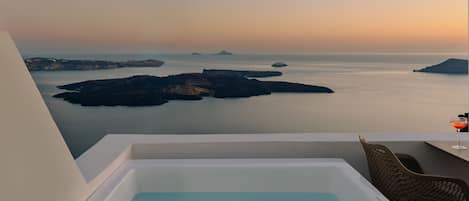 Double Room with Caldera View & Outdoor Hot Tub | Vue de la chambre