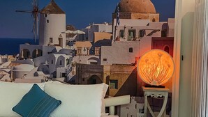 ألحفة محشوة بالريش وميني بار وخزنة داخل الغرفة وتجهيزات عازلة للصوت