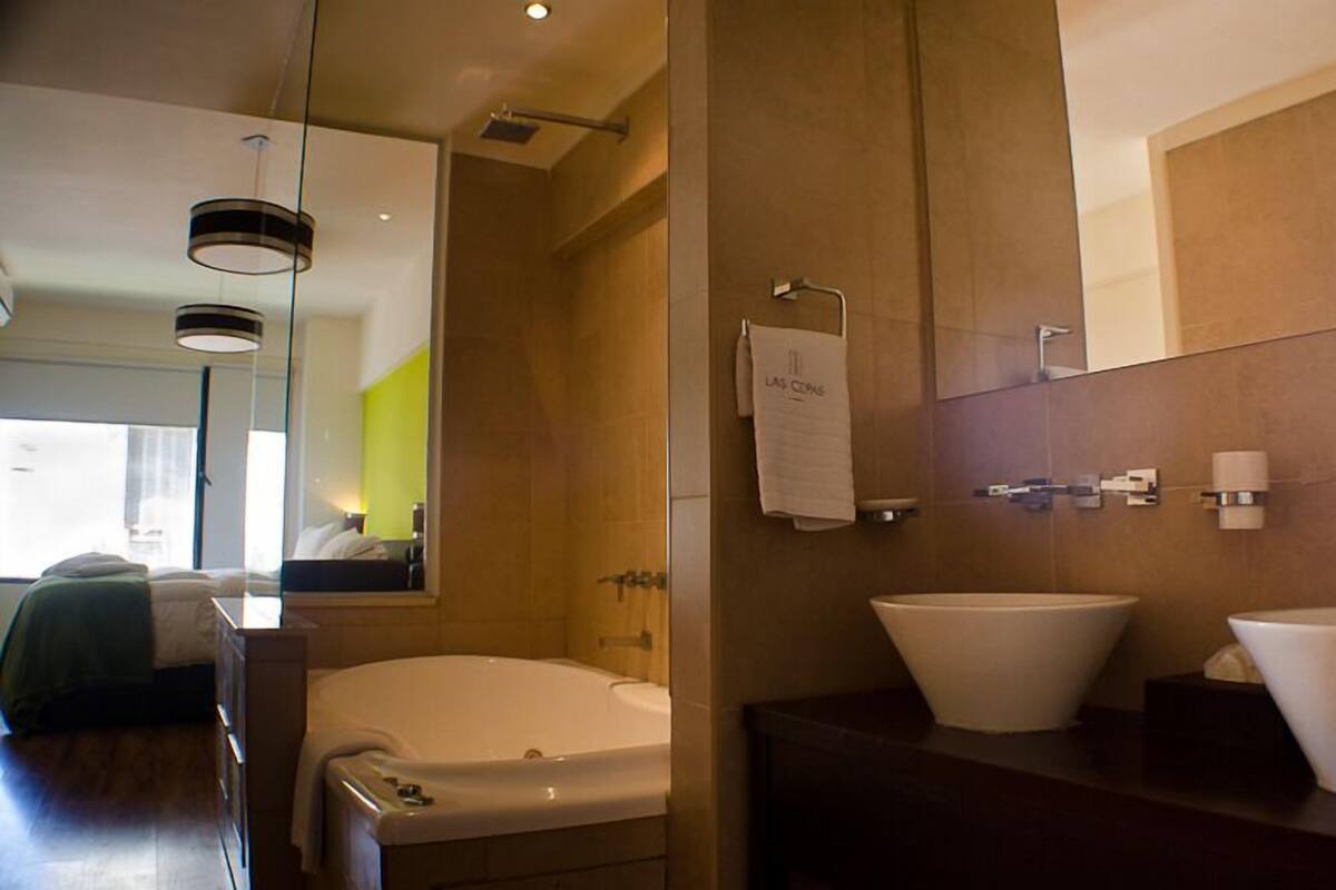 Suite (Viognier) | Bathroom