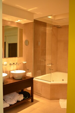Suite (Torrontes) | Bathroom | Rainfall showerhead, designer toiletries, hair dryer, bathrobes - Las Cepas Hotel de Cata & Relax (Buenos Aires)