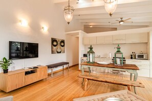 Apartment 4 | Dining room