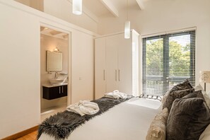 Apartamento, vistas a la montaña | Caja de seguridad en la habitación y decoración personalizada